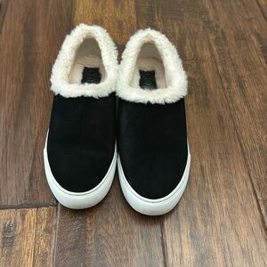 Woman’s Black Tory Burch Size 6 Suede and Leather w/sheep hair & textured lining